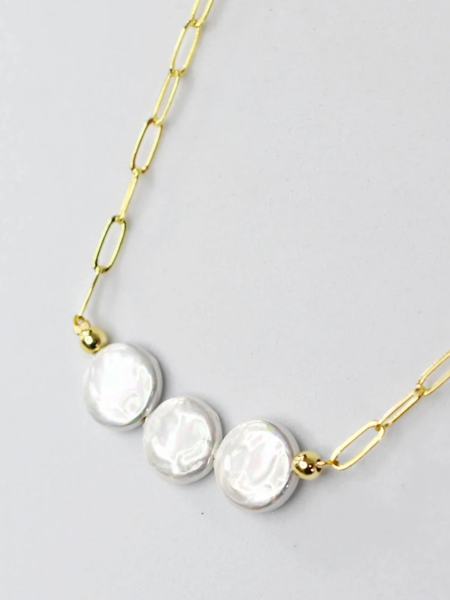Chunky pearl necklace