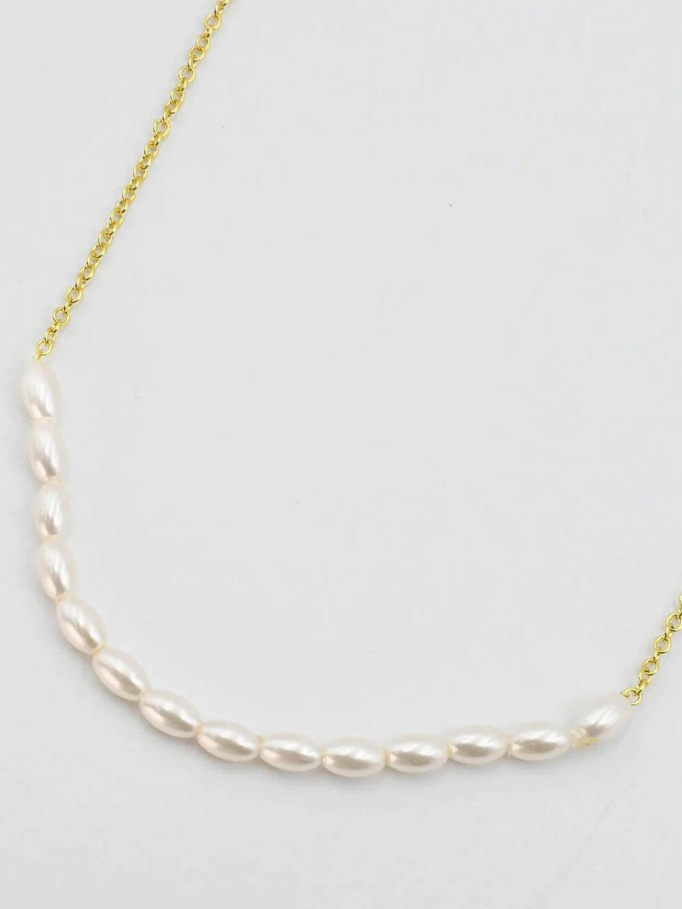 Dainty gold necklace 
Gold and Pearl