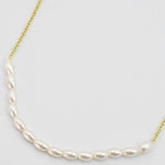 Dainty gold necklace 
Gold and Pearl