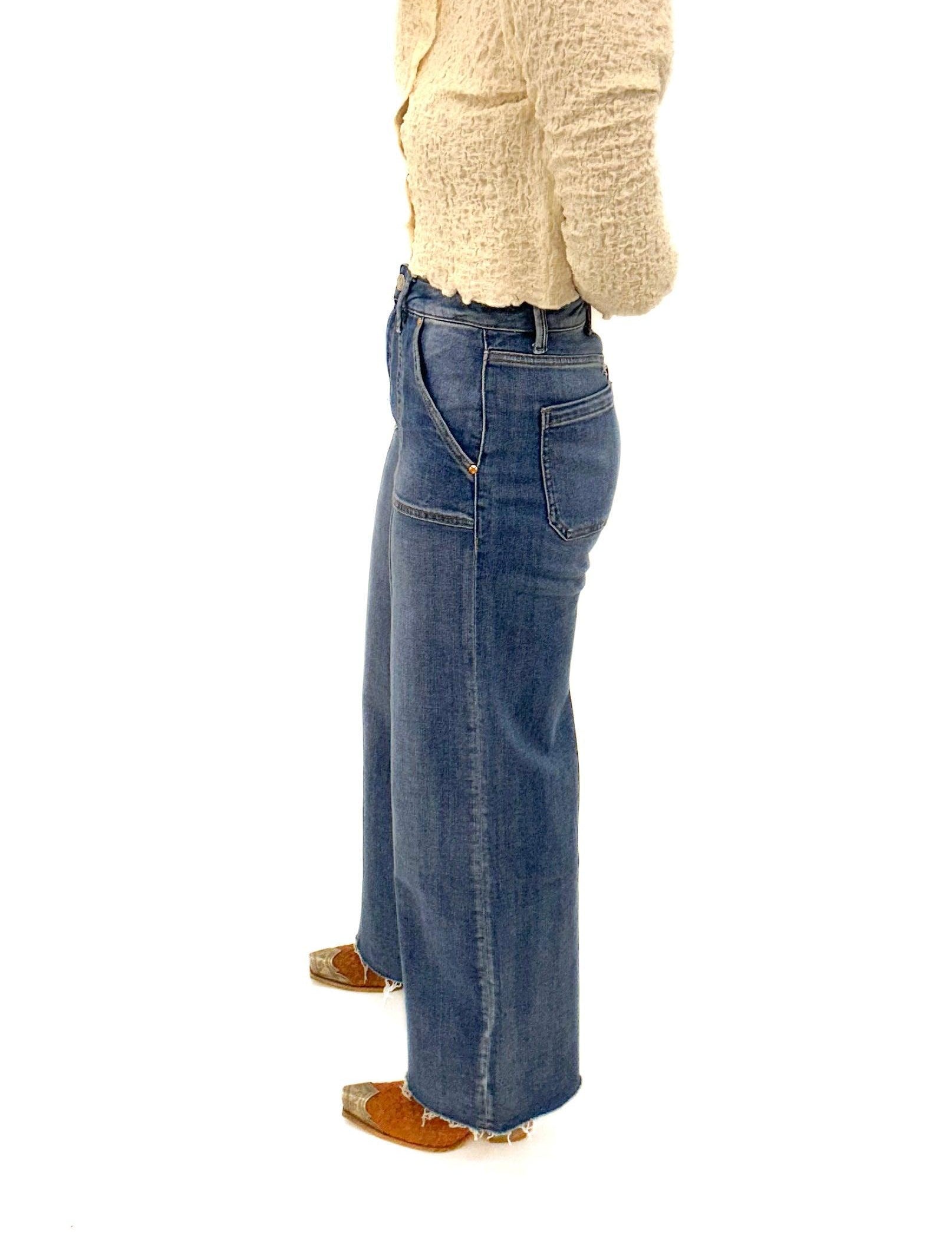 Jean with details 
Jeans with large pockets 