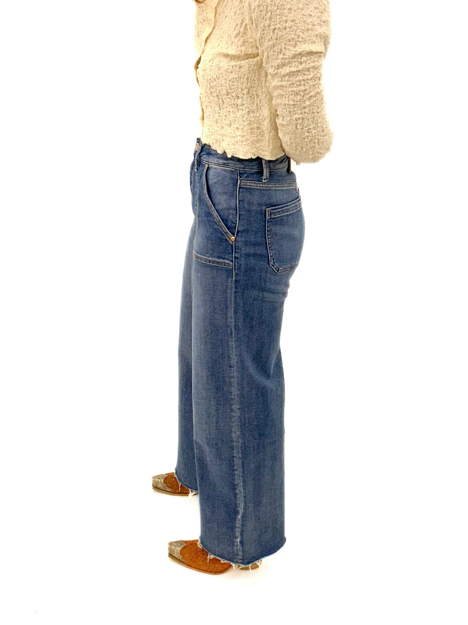 Jean with details 
Jeans with large pockets 