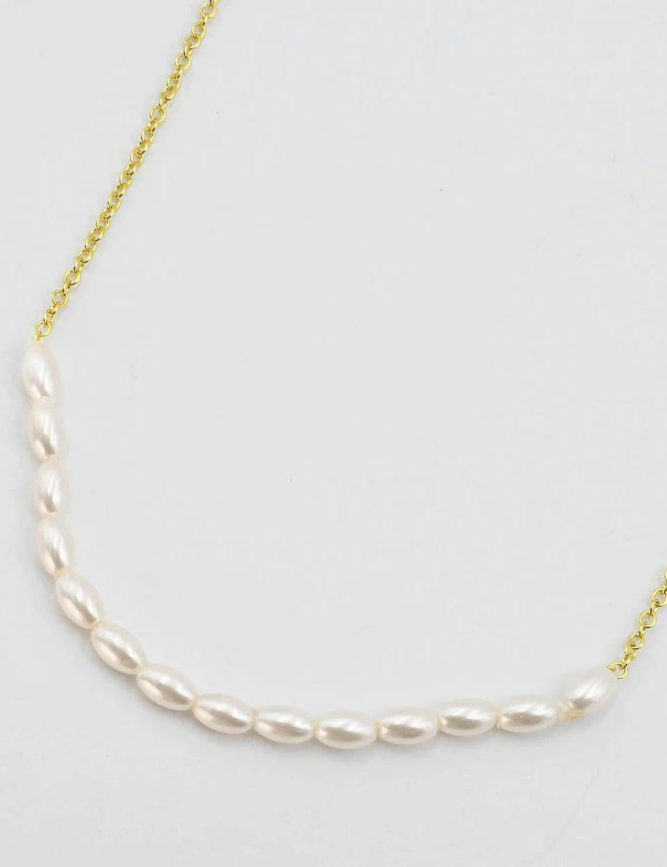 Dainty gold necklace 
Gold and Pearl 